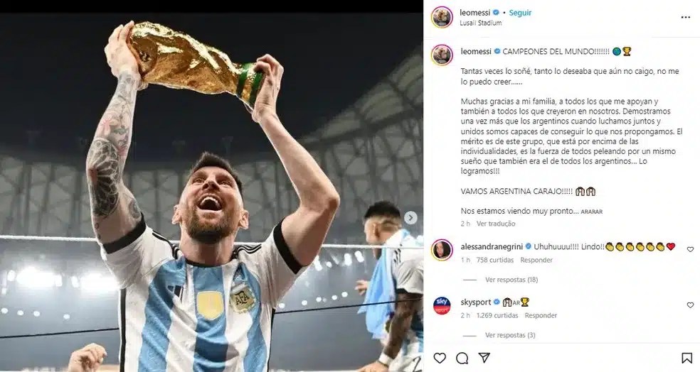 Foto de Messi segurando a taça da Copa do Mundo. 
