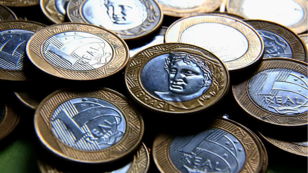 Imagem de várias moedas de R$1 juntas