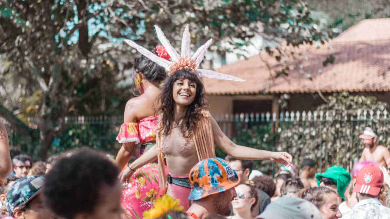mulher curtindo o carnaval de rua no Rio de Janeiro