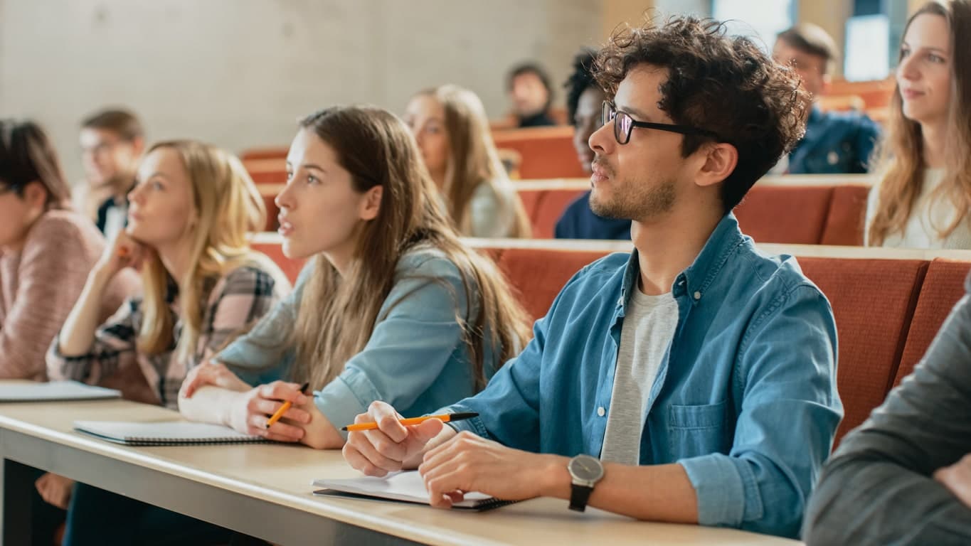Estudantes de bolsas de estudos oferecidas pelo Santander e Universidades de Chicago