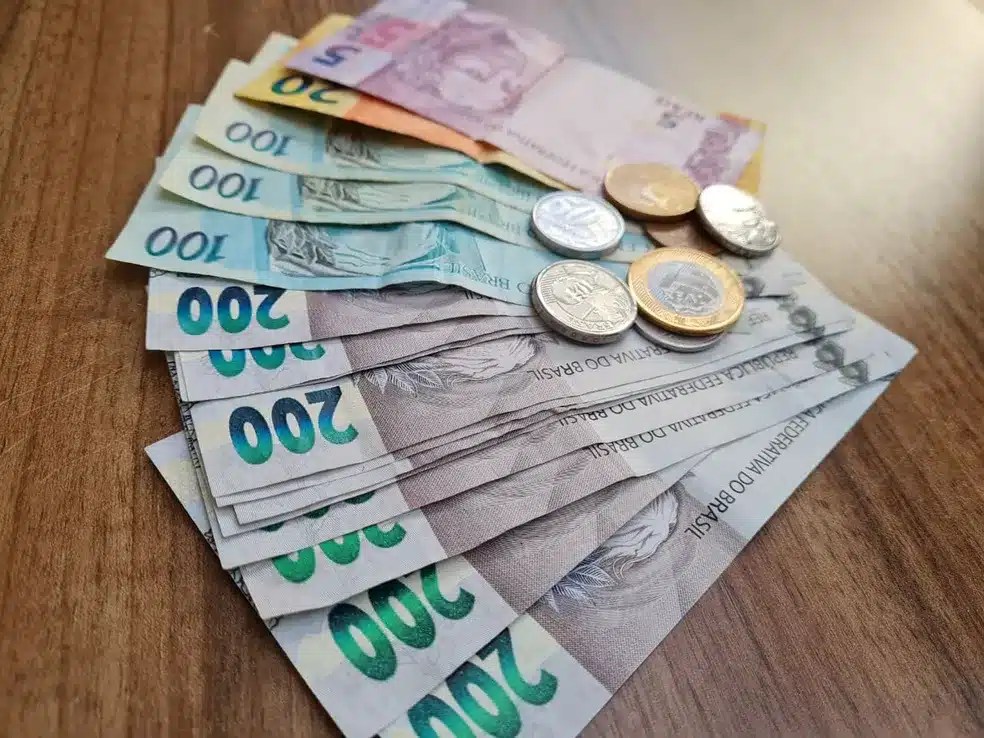 várias notas de dinheiro para pagamento do fundeb no piauí