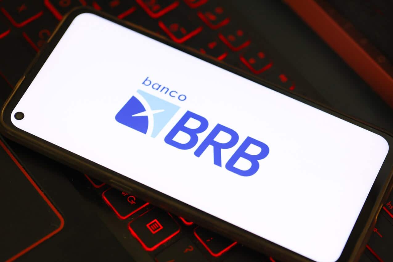 Celular em cima de um teclado de computador com aplicativo do BRB aberto cartão