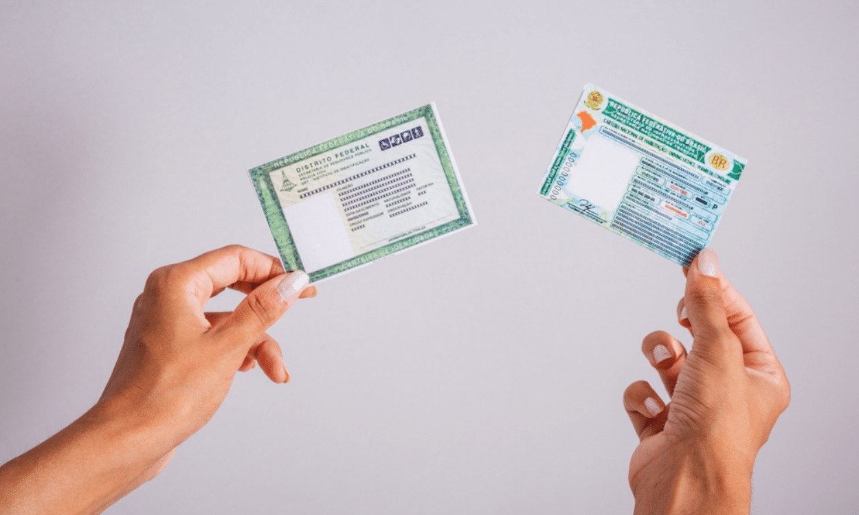 pessoas segurando documentos