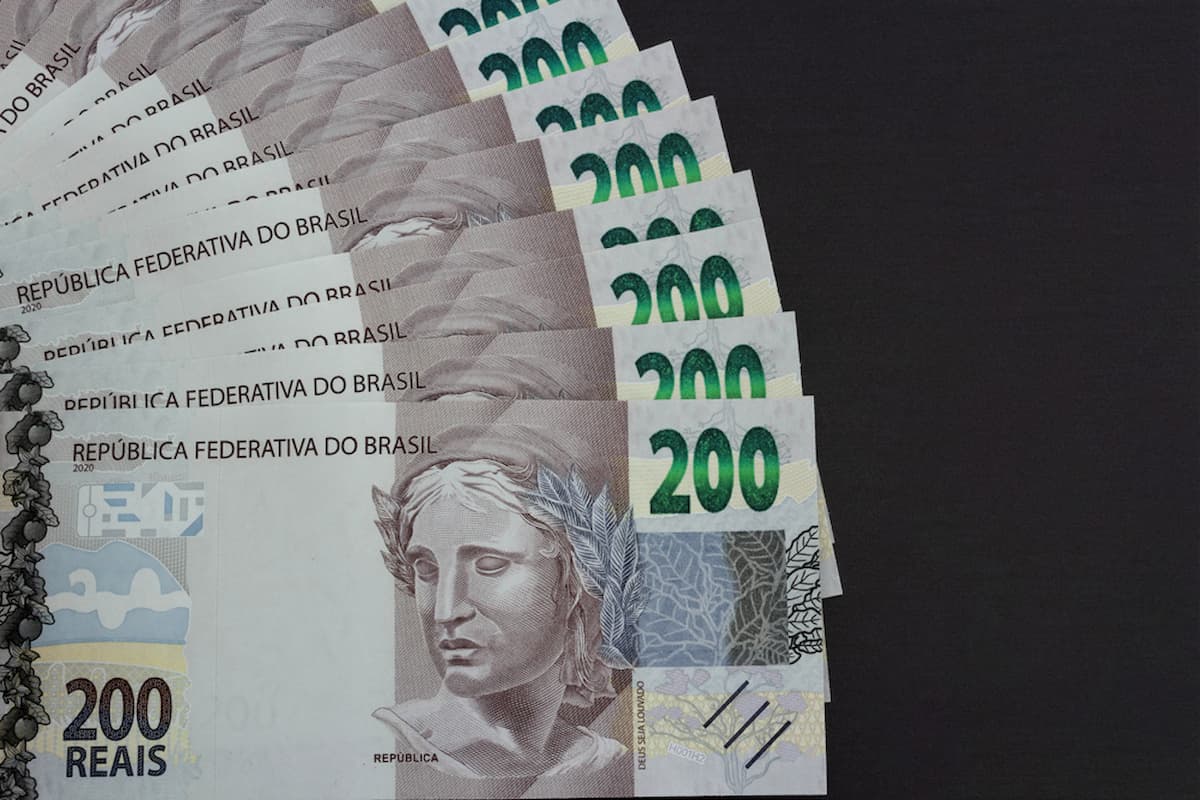 Imagem de várias notas de R$200 enfileiradas