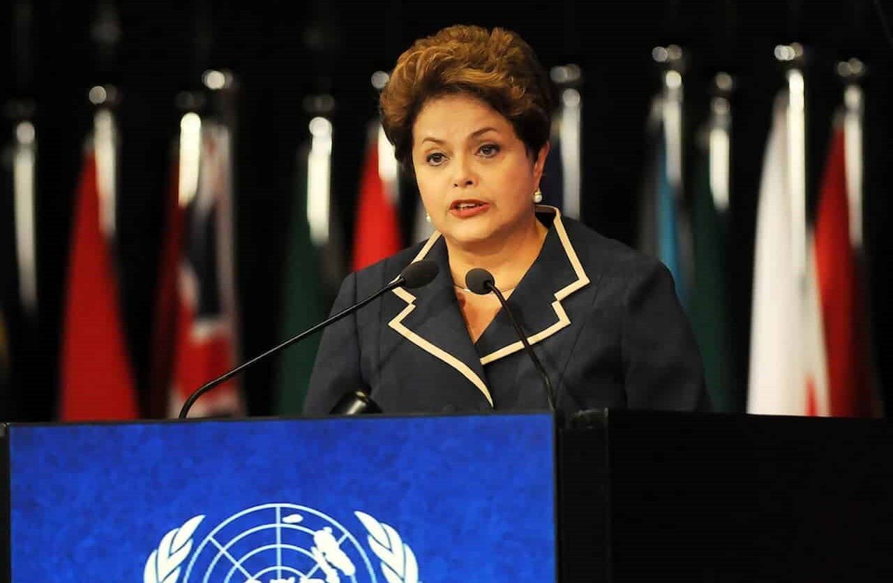 Ex-presidenta Dilma falando no microfone