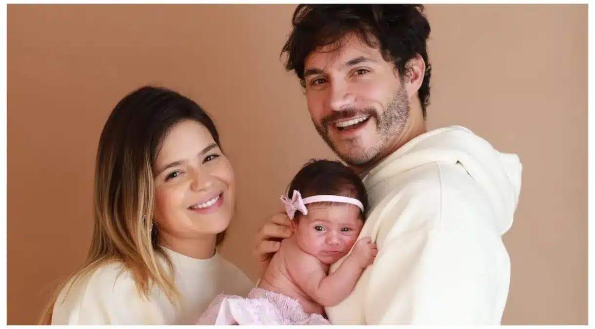 Viih Tube à esquerda e Eliezer à direta com filha Lua no colo em fundo marrom