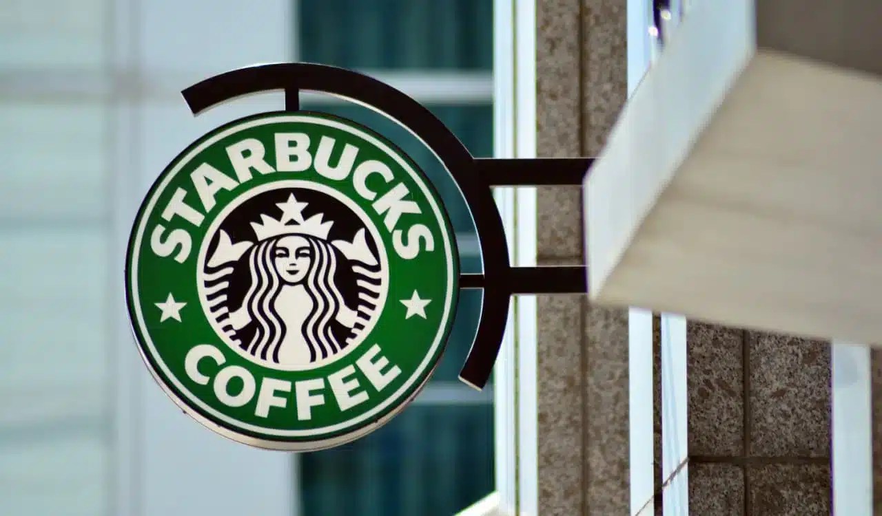 Letreiro de uma das lojas Starbucks.