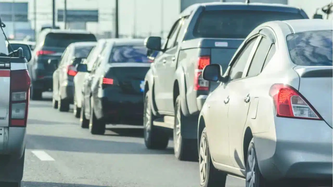 rodovia com vários carros em movimento