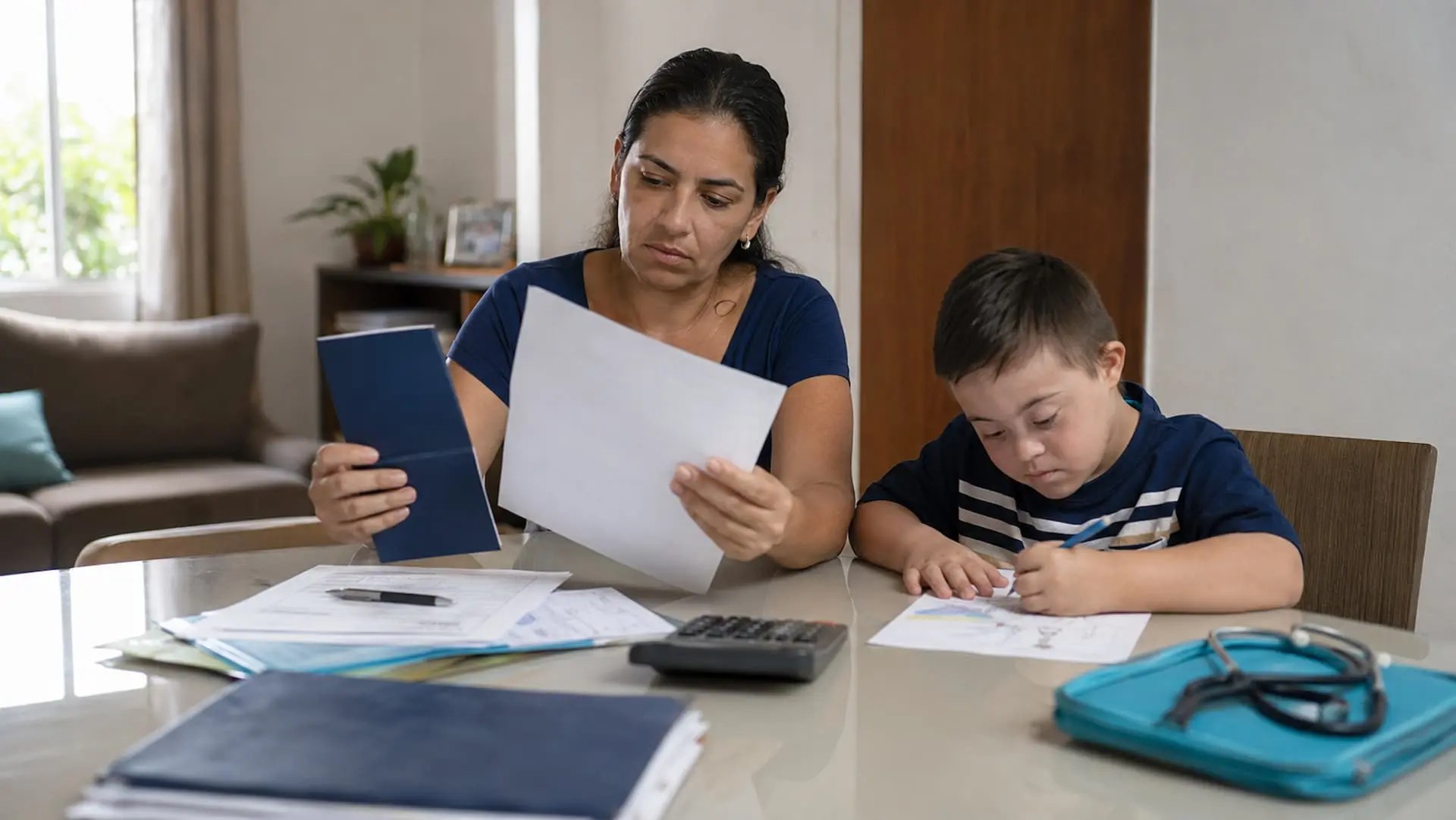 Pais podem trabalhar sem o filho perder o BPC? Entenda quando o benefício pode ser cortado