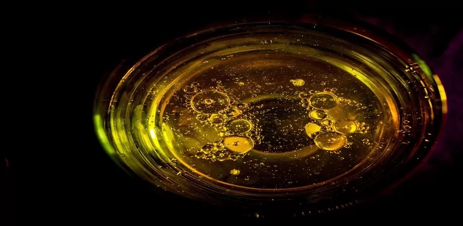 Ei bine, nu este si cazul uleiului de ricin, care este benefic . Uleiul De Ricin Cum Il Folosesti Pentru Sanatate Sfaturimedicale Ro