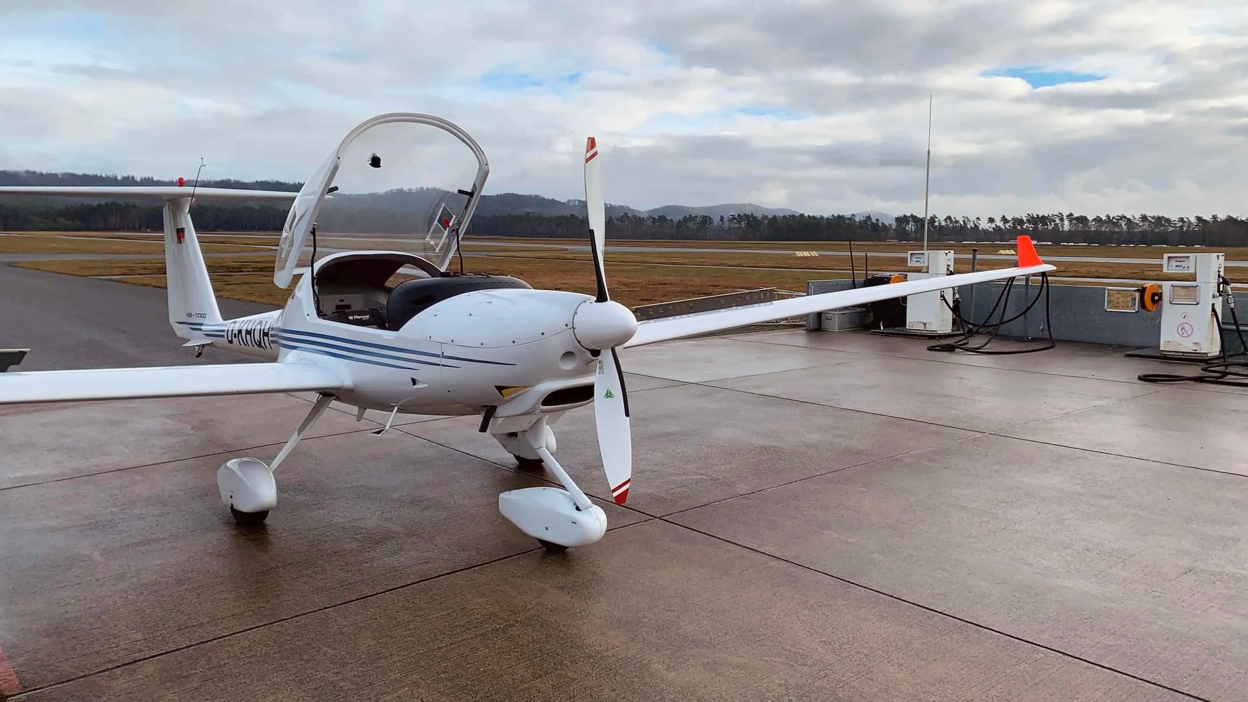 Motorsegler Dimona am Flugplatz Oerlinghausen