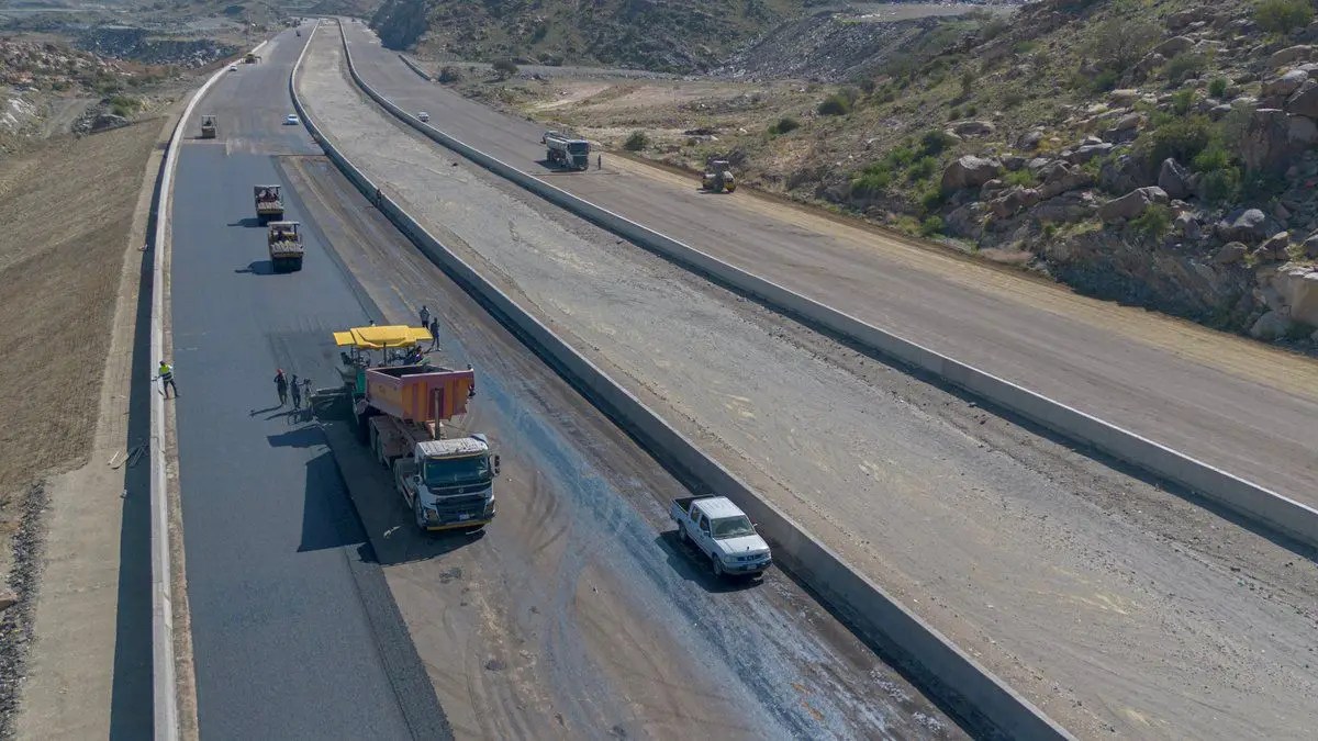 أمانة الطائف تنجز سفلتة أجزاء واسعة من مشروع الطريق الدائري الأوسط