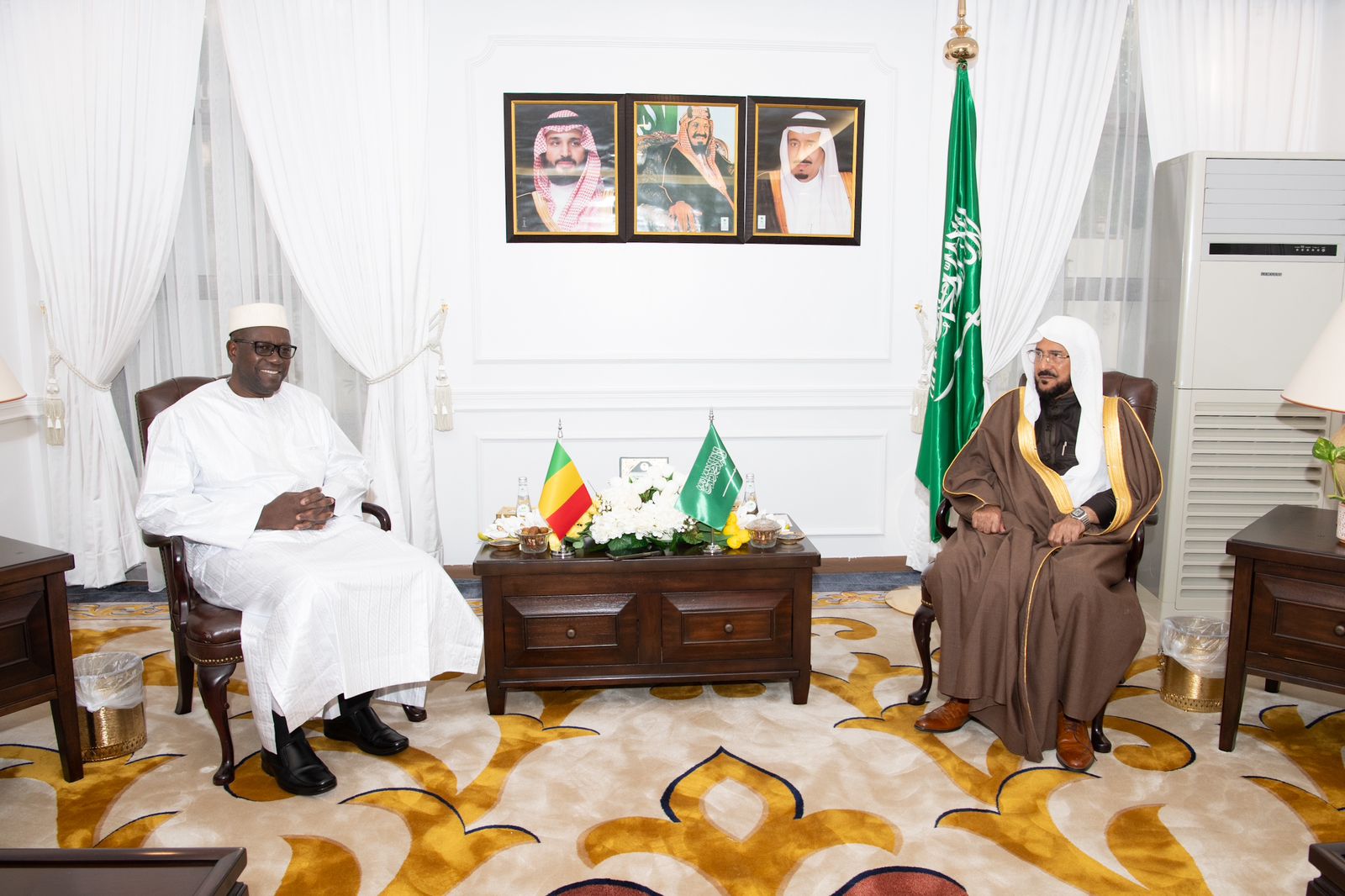 وزير الشؤون الإسلامية يبحث آفاق التعاون مع وزير الشؤون الدينية بمالي بمكتبه بجدة