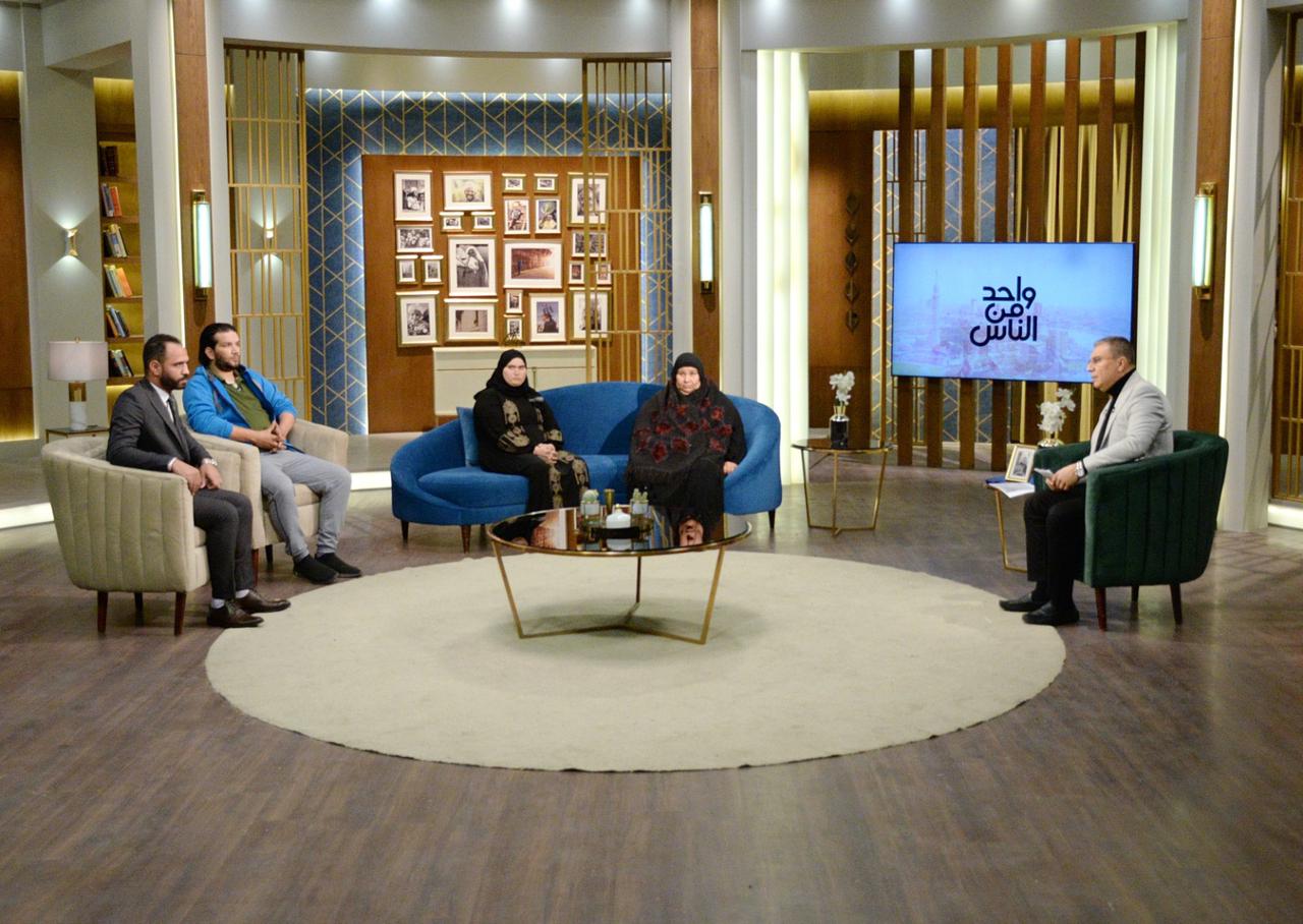 واحد من الناس يعرض جريمة قتل شاب بسبب كوب قهوة ويستضيف الزوجة الوفية .. الاحد