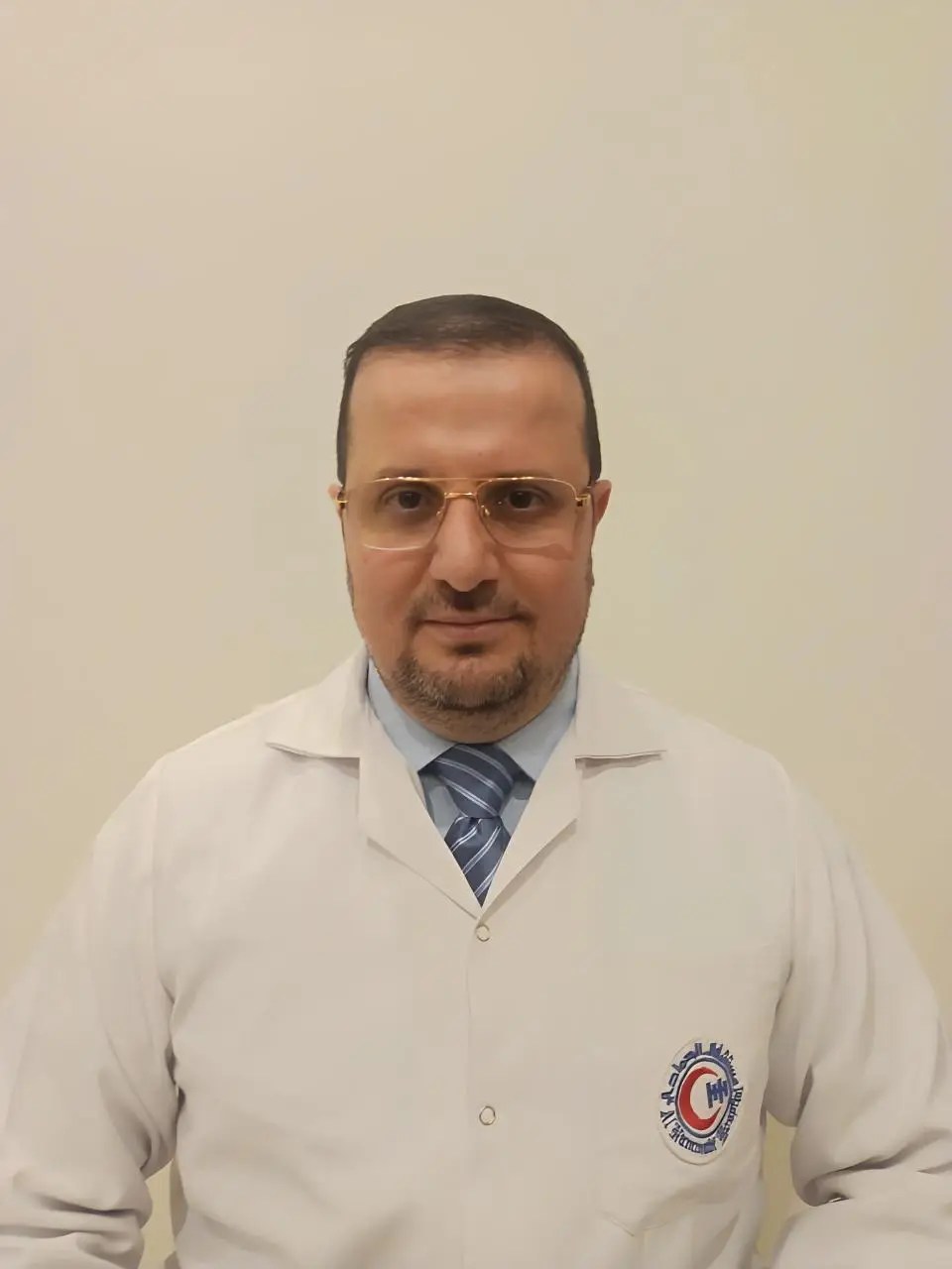 اختصاصي أمراض الباطنية بمستشفيات الحمادي يفند أسباب آلام البطن،ويقدم التشخيص للآلام