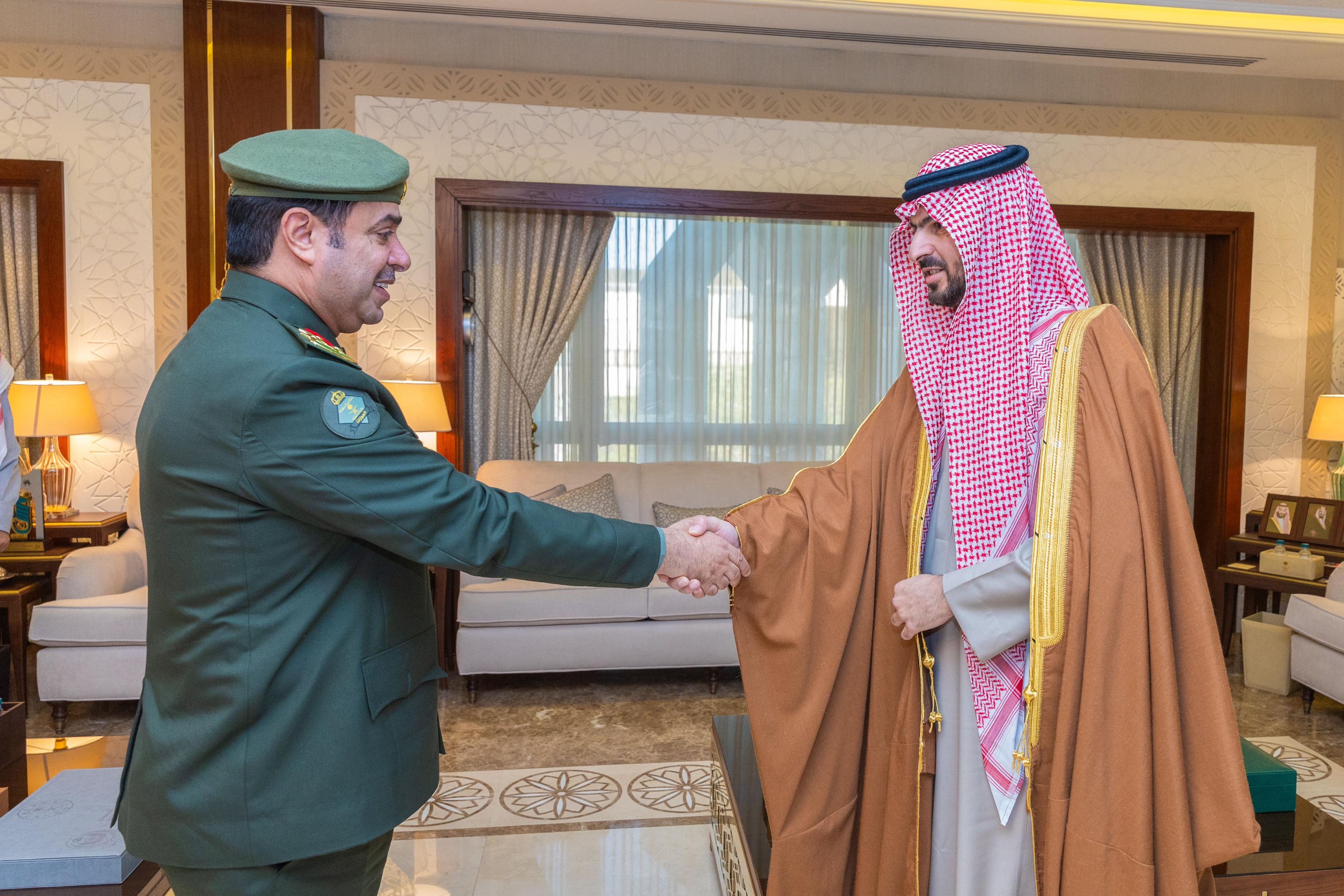 نائب أمير الشرقية يستقبل مدير جوازات المنطقة بمناسبة تعيينه