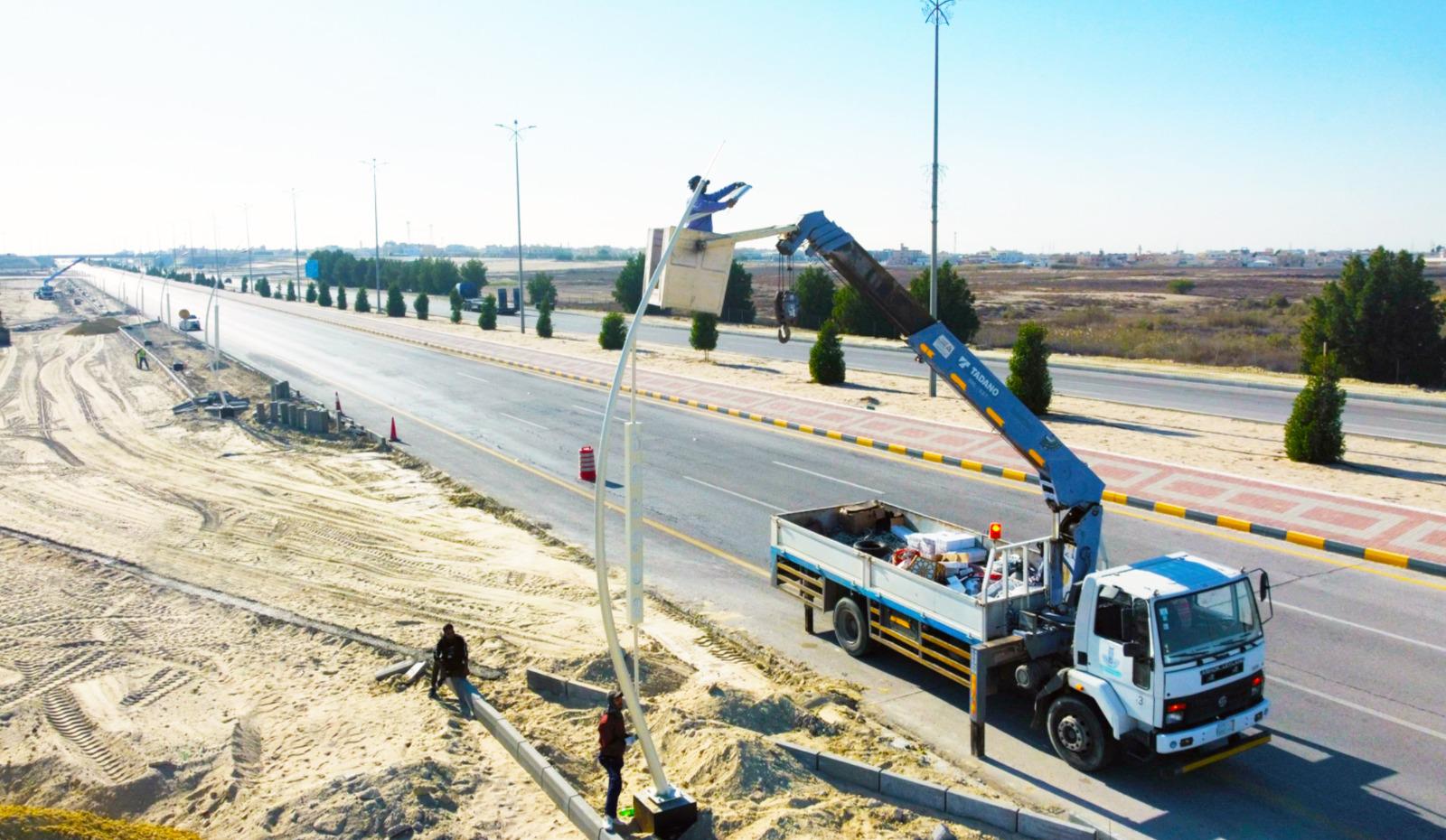 تبدأ أعمال تركيب 140 عامود إنارة بالمدخل الغربي للمحافظة