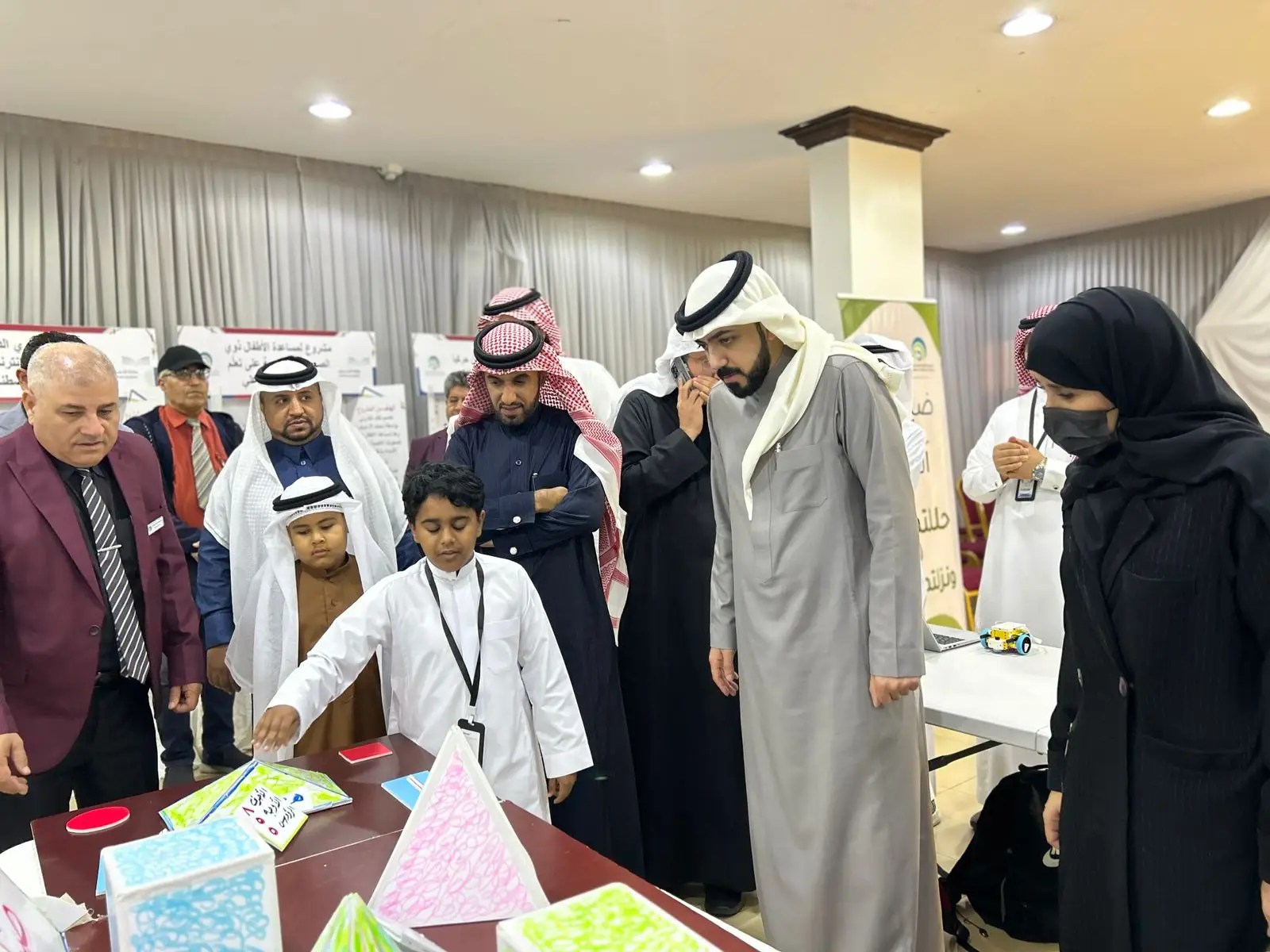 الأستاذة إيمان العبدالقادر تفتتح معرض المشاريع العلمية الطلابية بمدارس آفاق التعليم