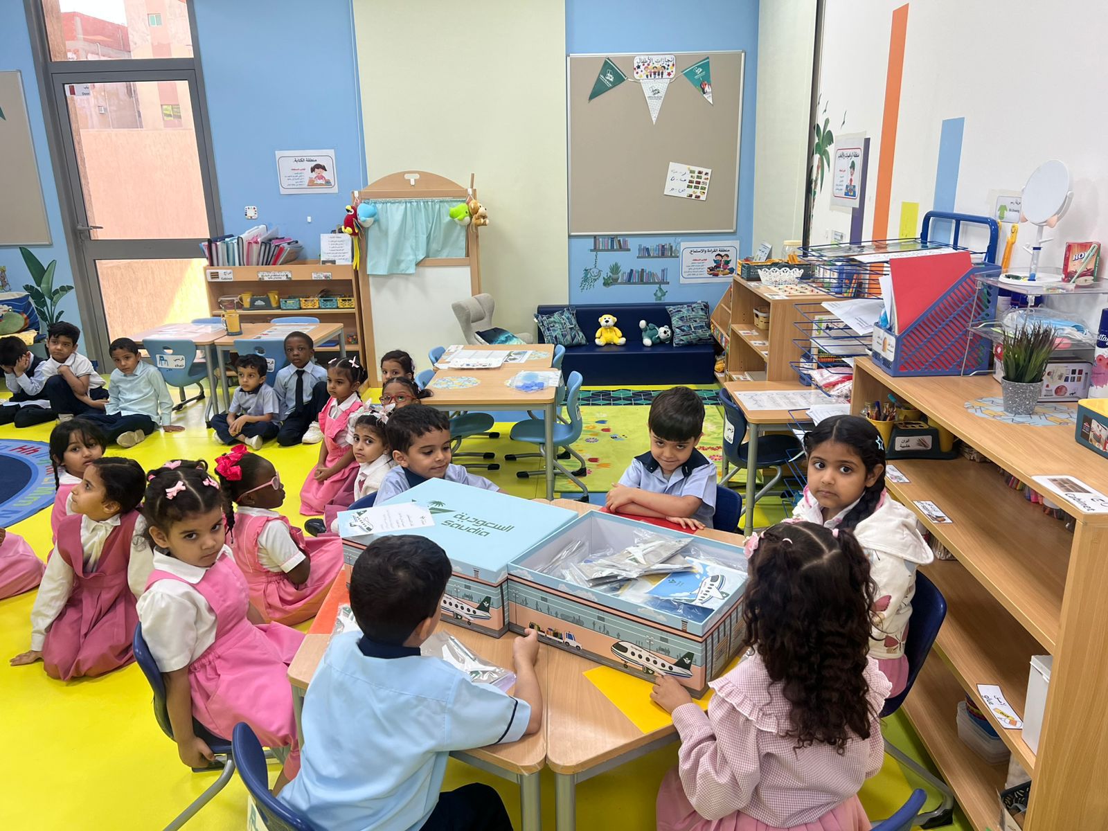 أطفال تعليم مكة يتفاعلون مع مبادرة "صندوق الخطوط السعودية"
