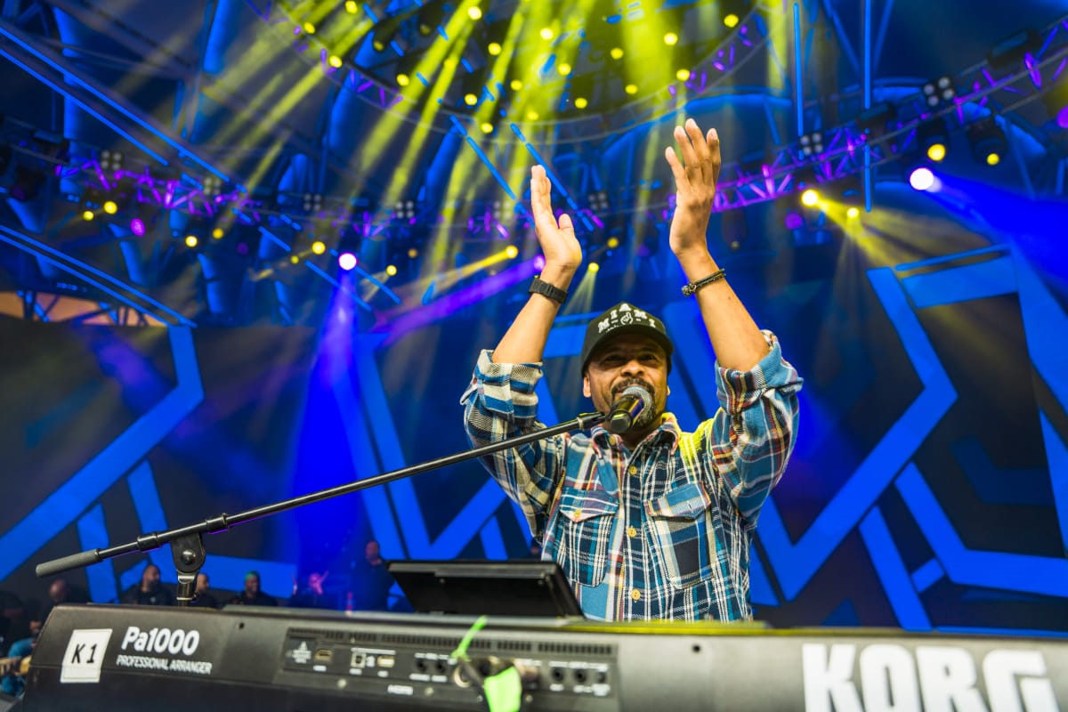 الجمهور الأجنبي يبحث في دبي عن سر فرقة ميامي بحفلهم في القرية العالمية