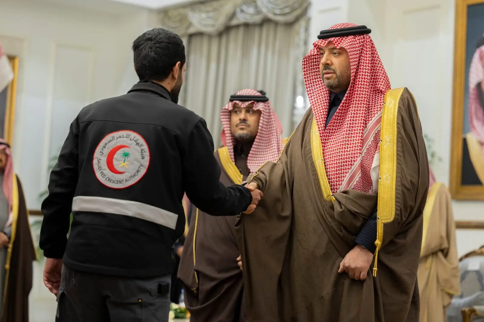 سمو أمير الحدود الشمالية يستقبل مدير عام الميدانيين بالهلال الأحمر