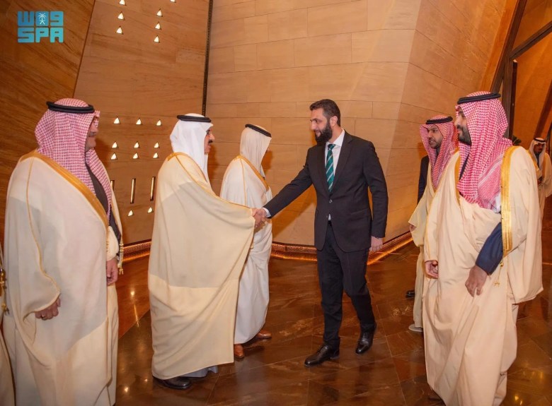 سمو ولي العهد يستقبل رئيس الجمهورية العربية السورية