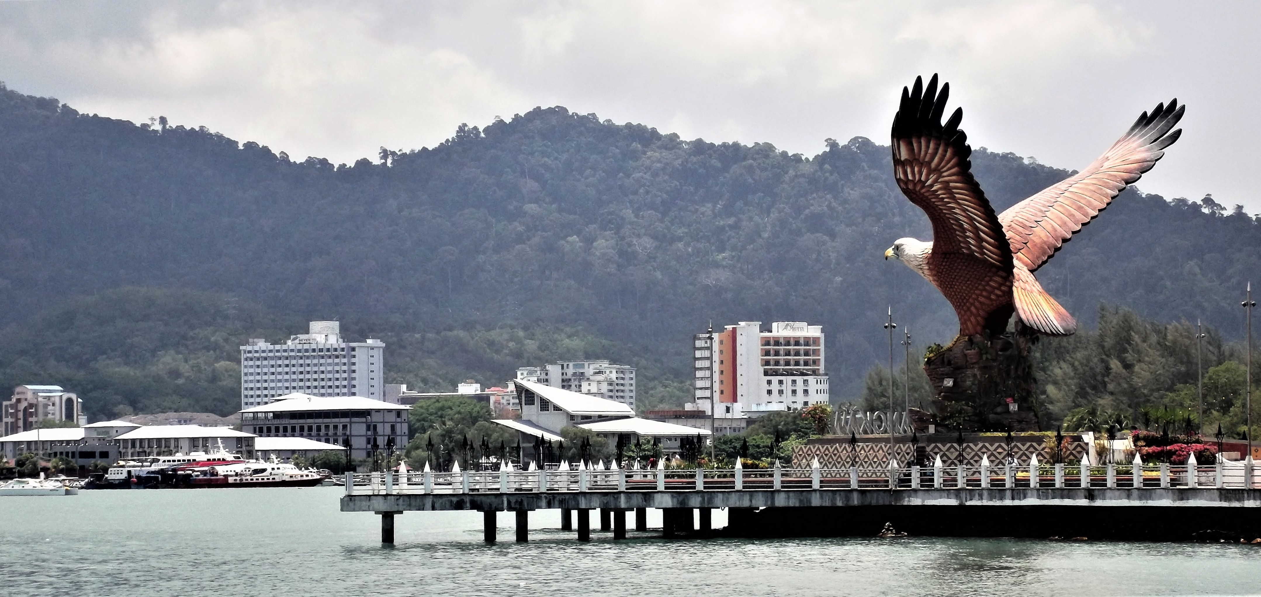 Ukiran replika burung helang yang berukuran 12.6 x 21.6 meter berdekatan. Images Of Langkawi Shah S Photography