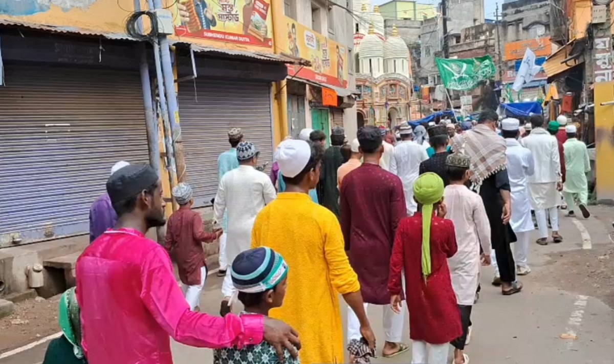 বাঁকুড়ায় মুসলিম সম্প্রদায়ের বর্ণাঢ্য শোভাযাত্রা