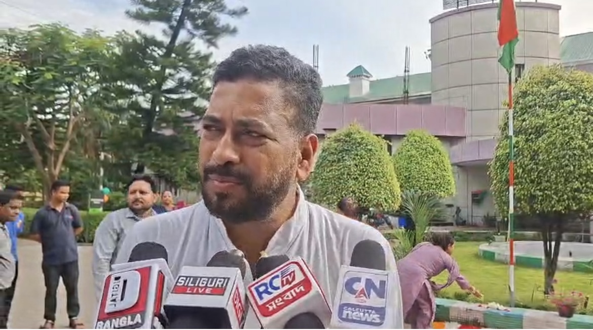 স্বাধীনতা দিবসের সকালে জাতীয় পতাকা উত্তোলন, দিন শুরু করলেন পর্যটন মন্ত্রী শংকর ঘোষ