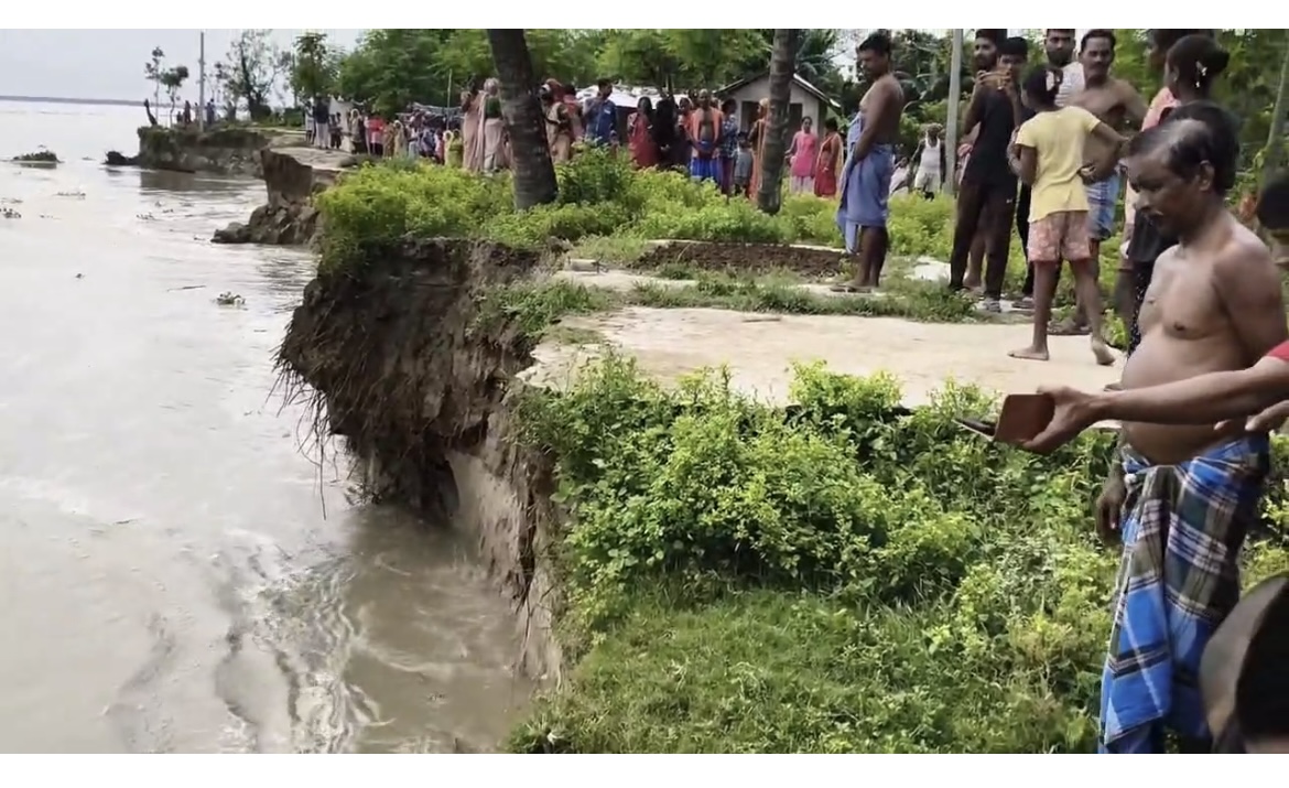 জলস্তর বাড়তেই ভয়াল রূপ গঙ্গার, মালদার মহানন্দাটোলায় একের পর এক বাড়ি নদীগর্ভে