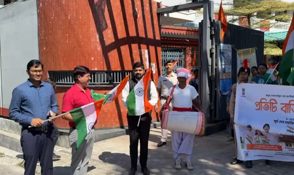 তিরঙ্গা হাতে দেশাত্মবোধের বার্তা পড়ুয়াদের