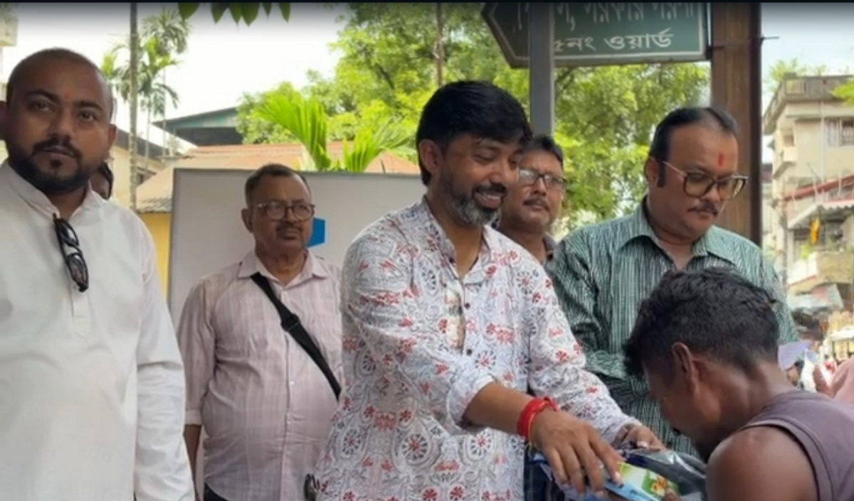 সাফাই কর্মীদের সম্মান জানাতে উদ্যোগ, ১৫ নম্বর ওয়ার্ডে রেনকোট বিতরণ