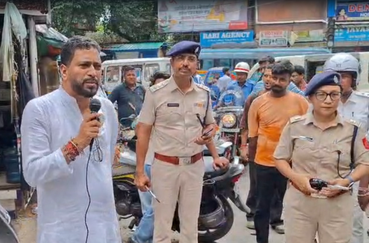 তোলাবাজি ও যানজট রুখতে কড়া মন্ত্রী, কোর্ট মোড়ে অবৈধ টোটো স্ট্যান্ড তুলে দেওয়ার হুঁশিয়ারি