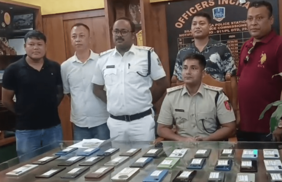 SOP মেনে তদন্তে সাফল্য, ৩০টি হারানো মোবাইল ফিরে পেলেন মালিকরা