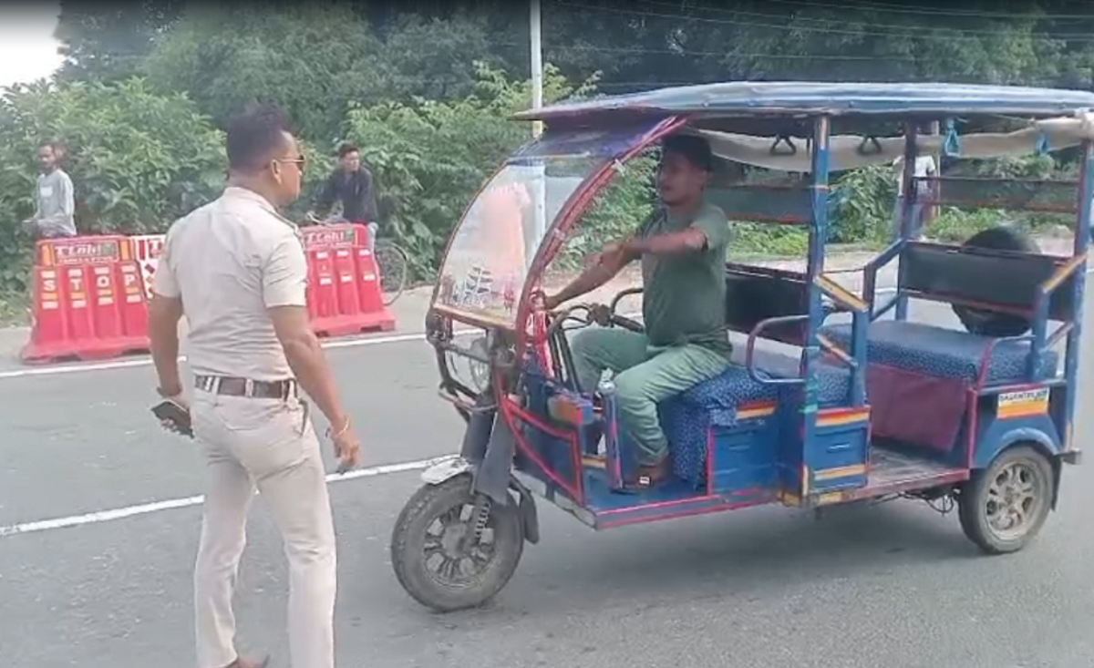হাইওয়েতে বেআইনি টোটো চলাচলে লাগাম, গোসলা মোড়ে পুলিশের বিশেষ অভিযান