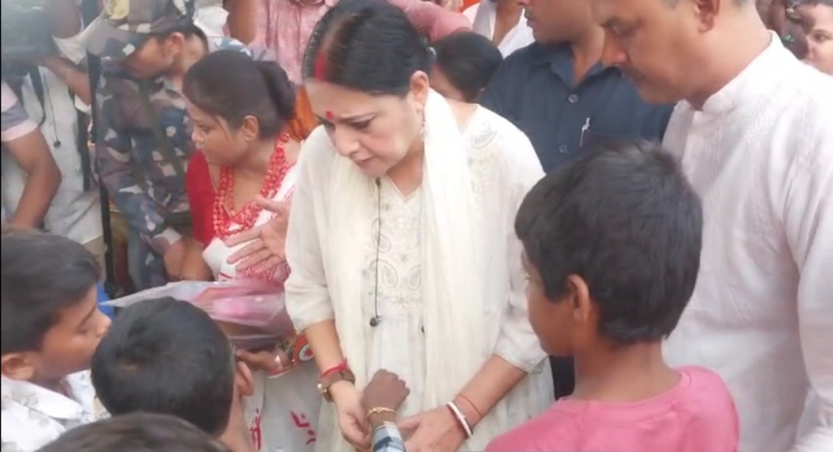 গড়িয়াহাটে পথচলতি মানুষ ও শিশুদের রাখি পরালেন অগ্নিমিত্র পাল