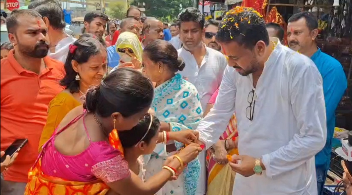 স্থানীয় মহিলাদের সঙ্গে রাখি বন্ধন উৎসবে শংকর ঘোষ