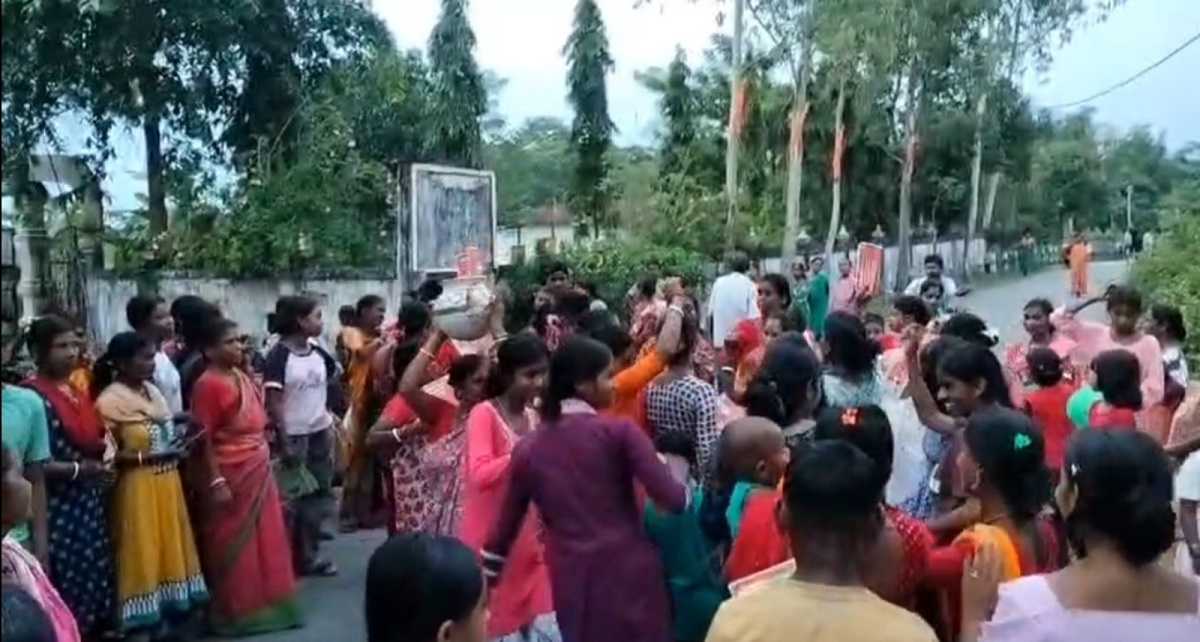 অন্নপূর্ণা ভাণ্ডারের ৩ হাজারে খুশি, ধামসা-মাদলে ধন্যবাদ মিছিল