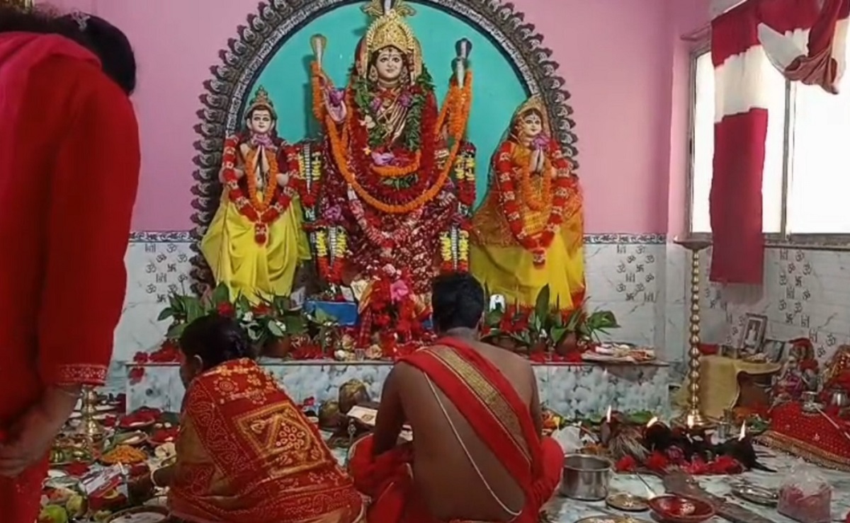 প্রথা মেনে মনসা পুজো, ভক্তদের ভিড়ে উৎসবের আমেজ