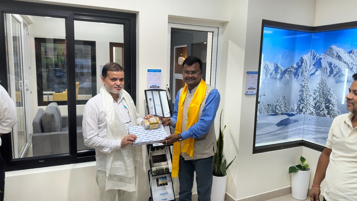 ফেনেস্তা শোরুম নিয়ে হাজির জয়গাঁয়