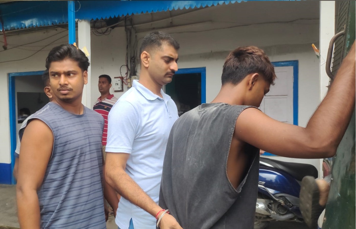 ভয় দেখিয়ে টাকা আদায়ের অভিযোগ, গেটবাজার থেকে ৩ যুবককে গ্রেফতার এনজেপি পুলিশের