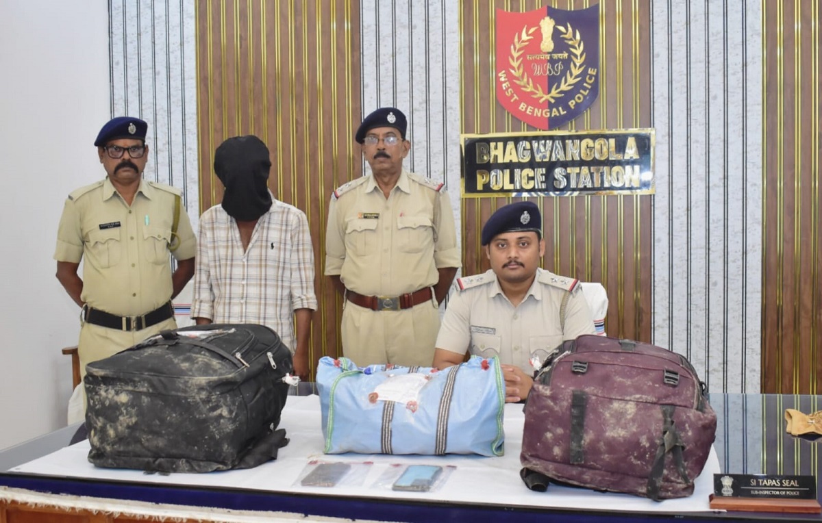 বাংলাদেশে পাচারের আগেই ফেনসিডিল উদ্ধার, ১০ দিনের পুলিশি হেফাজত চেয়ে আদালতে ধৃত