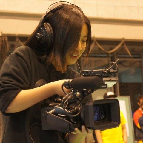 工作中神情專注的意喬