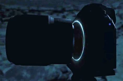 Nikon चा मिरर लेस फुलफ्रेम कॅमेरा येणार ह्या चर्चा अनेक महिन्यांपासून रंगत होत्या. त्यांना आता ऑफिशिअली उधाण येणार आहे. कारण Nikon ने आपल्या आगामी मिरर लेस फुलफ्रेम कॅमेऱ्याचं टिझर In Pursuit of Light ह्या मार्केटिंग अभियाना अंतर्गत लाँच केलं आहे.