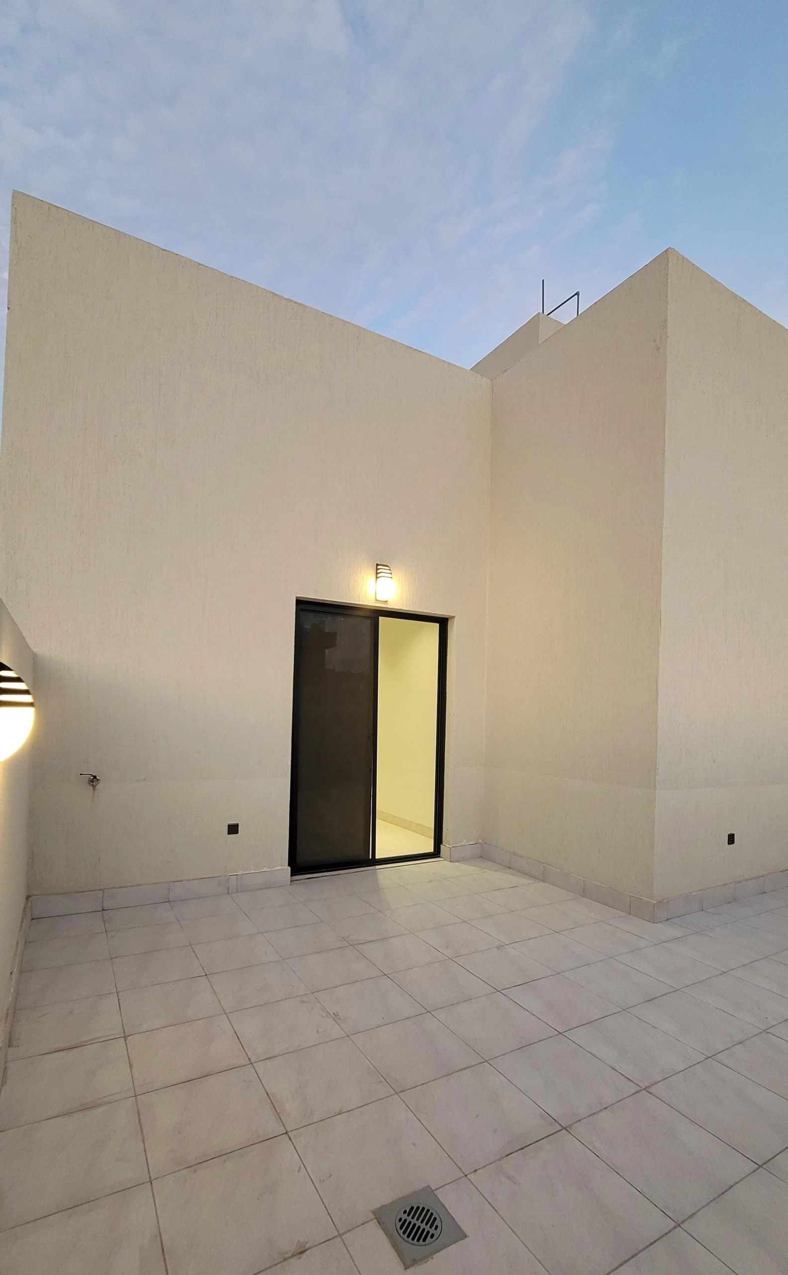 ملحق روف 5 للبيع غرف حي السلامة