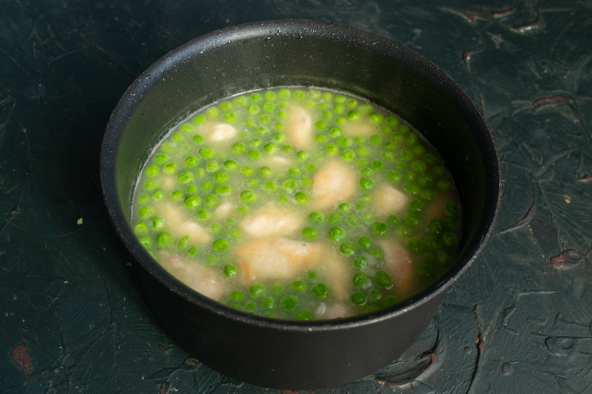 Зеленый суп с горошком и мятой