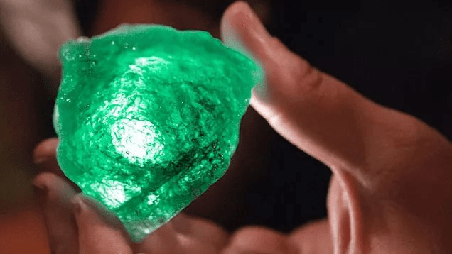emerald rough material