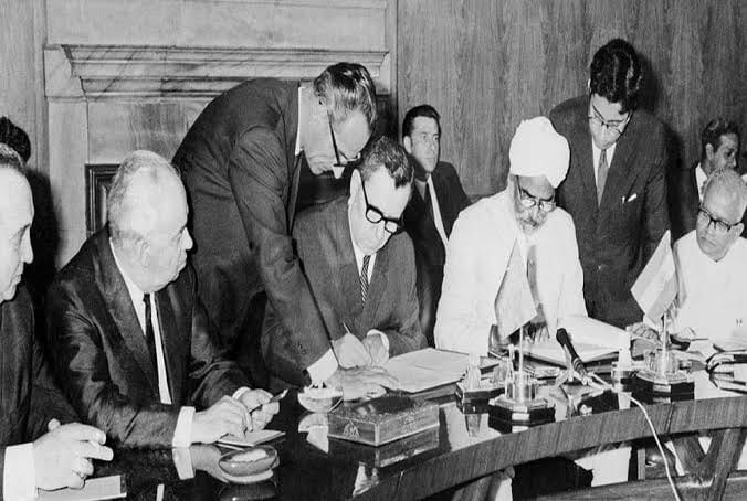 भारत और सोवियत संघ के प्रतिनिधि 1971 की भारत-सोवियत शांति और मैत्री संधि पर हस्ताक्षर करते हुए।