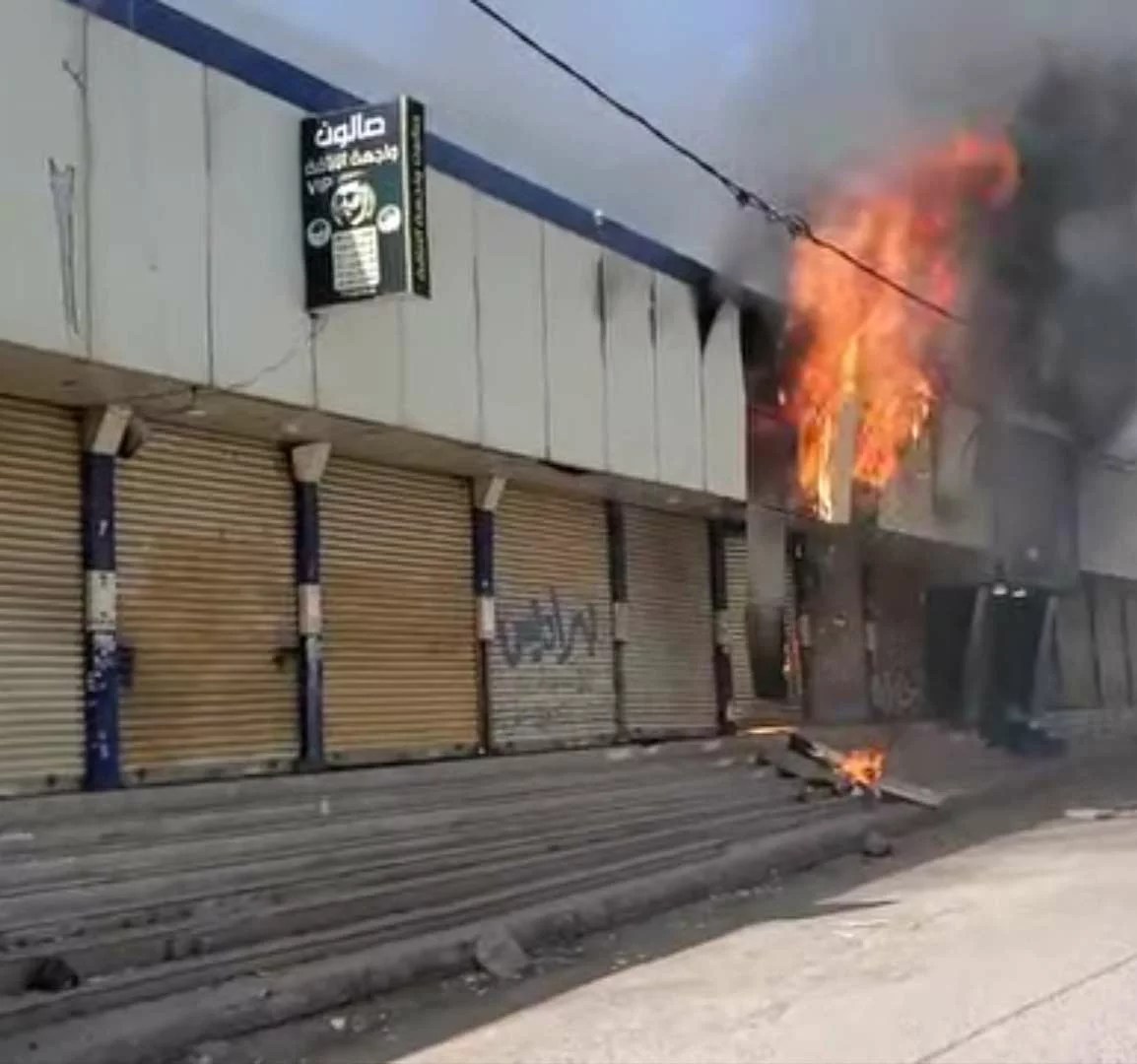 حريق هائل يلتهم مول تجاري وسط غياب تام لفرق الإطفاء! حريق هائل يلتهم مول تجاري وسط غياب تام لفرق الإطفاء!