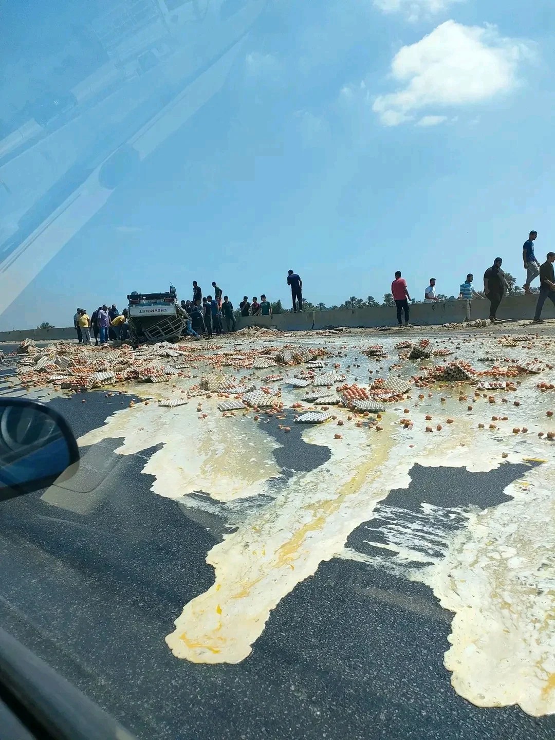 صور .. انقلاب سيارة محملة بالبيض بالطريق الإقليمي